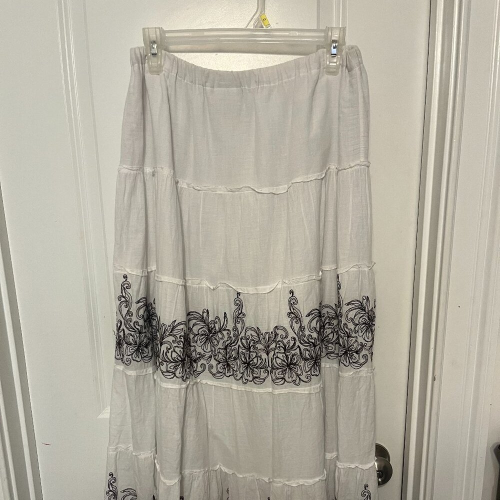Vintage White Flowy Maxi Skirt with Embroidered Floral Design